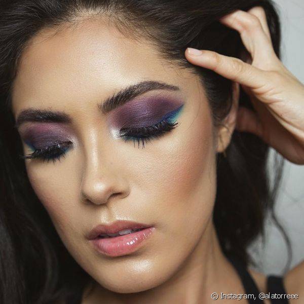 O blush de tons terrosos, como o marrom, ? curinga para morenas quando a maquiagem est? colorida (Foto: Instagram @alatorreee)